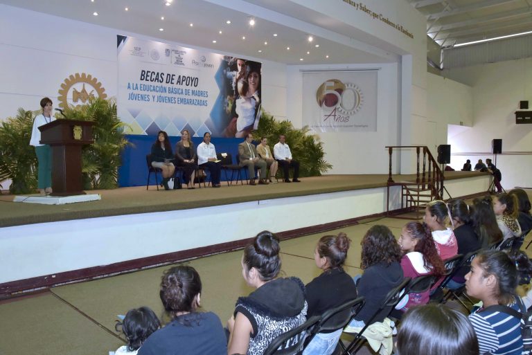 Entregan becas educativas del programa Promajoven