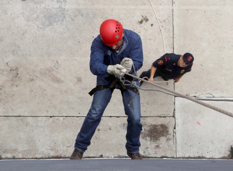 Bomberos capacitan a personal de Alumbrado Público y Relleno Sanitario