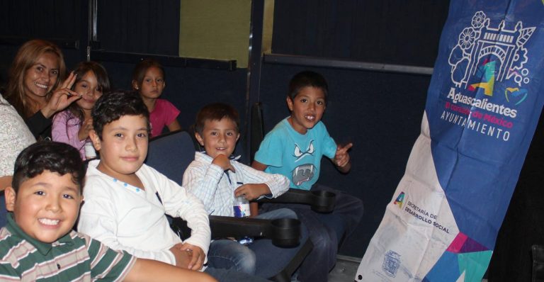 Fomentan cultura económica con funciones de cine itinerante