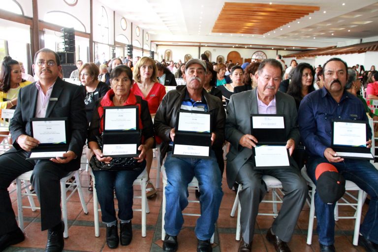 Reconoce IEA labor de 530 trabajadores administrativos