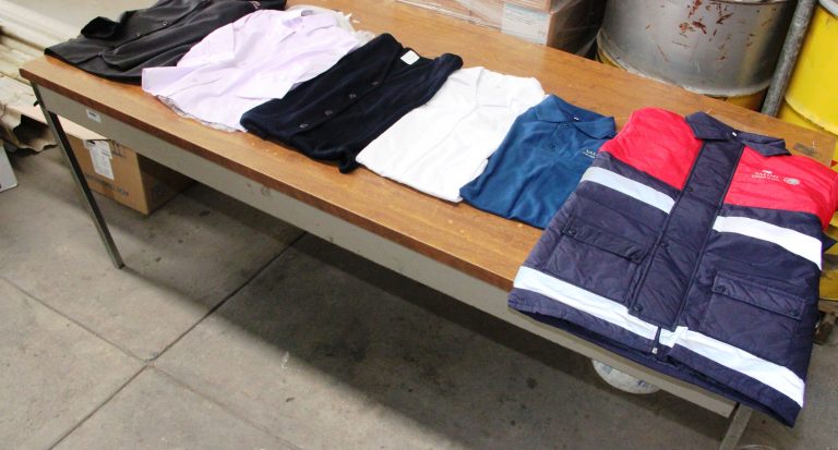 Entregan uniformes a médicos, enfermeras y personal administrativo