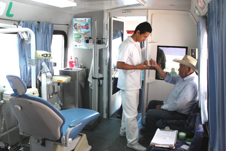 Visitan comunidades las Unidades Médicas Móviles
