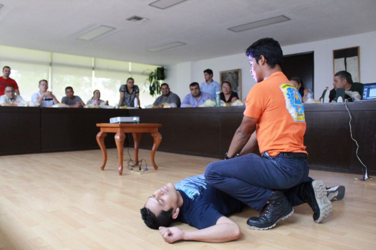 Capacitan a personal del IEA en primeros auxilios