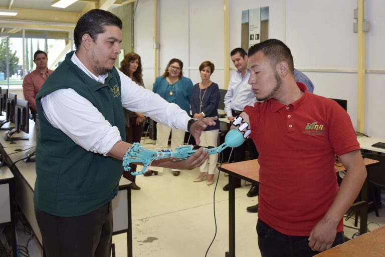 Universitarios crean prótesis con impresión 3D a bajo costo