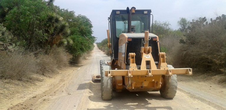 Rehabilitan caminos de terracería en Calvillo