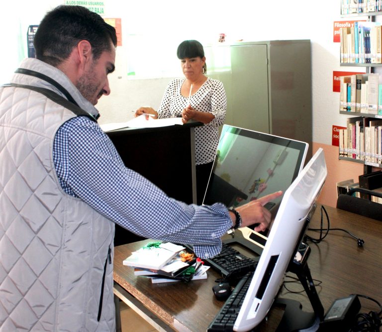 Entregan equipos de cómputo en Santa María de Gallardo