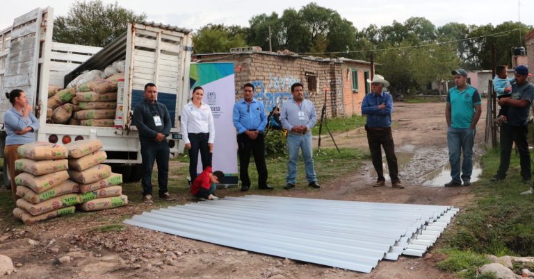 Entregan láminas, cemento e impermeabilizantes en Asientos