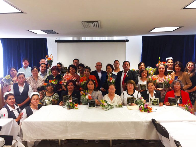 Reconocen a personal de enfermería por 40 años de servicio