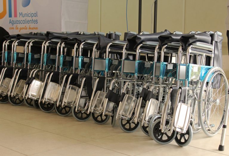 Entregan sillas de ruedas a la institución Canica