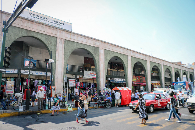 Ambulantes que obstruyen el Mercado Reforma trabajaban afuera del Terán