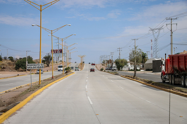Supervisan aplanamiento de concreto