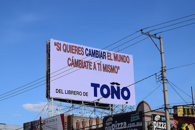 Se deslindó Martín del Campo de los espectaculares Del Librero de Toño