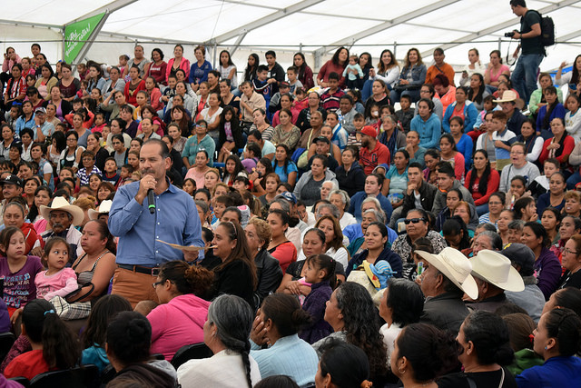 Entregan apoyos alimentarios a cambio de capacitaciones