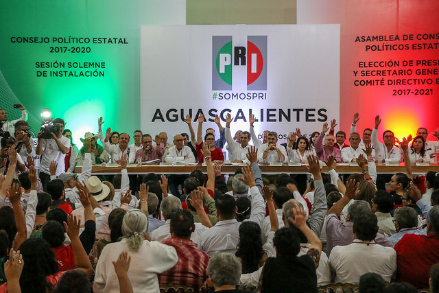 Enrique Juárez y DenniEnrique Juárez y Dennis Ibarra rinden protesta como presidente y secretaria del CDE del PRIs Ibarra toman protesta como presidente y secretaria del CDE del PRI