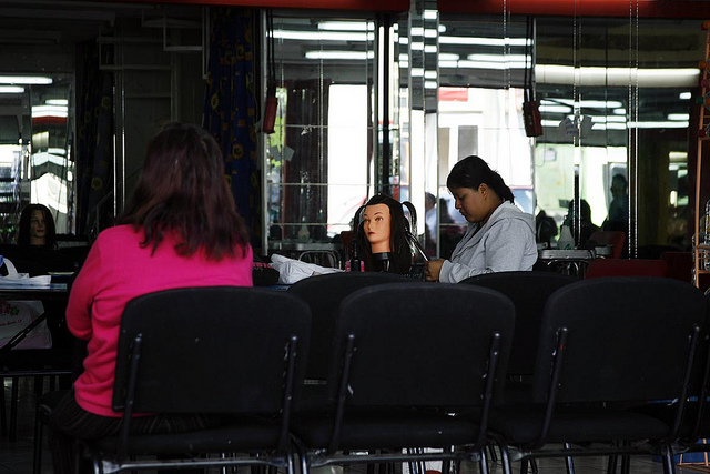Corte y confección, computación y cultora de belleza, los talleres para madres de familia