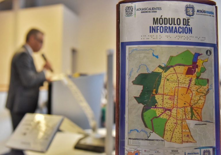 Presenta Noel Mata mapas táctiles para débiles visuales