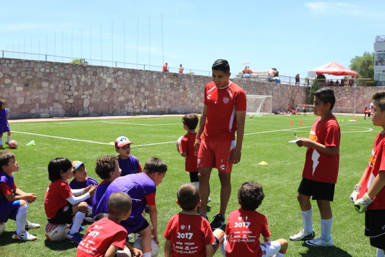 Jugadores del Necaxa convivieron con niños del Campamento de Verano