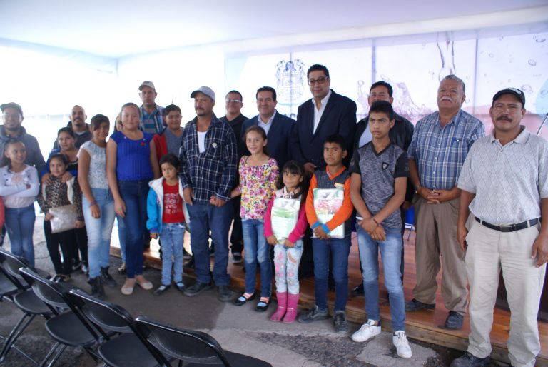 Entregan útiles escolares a personal del Inagua