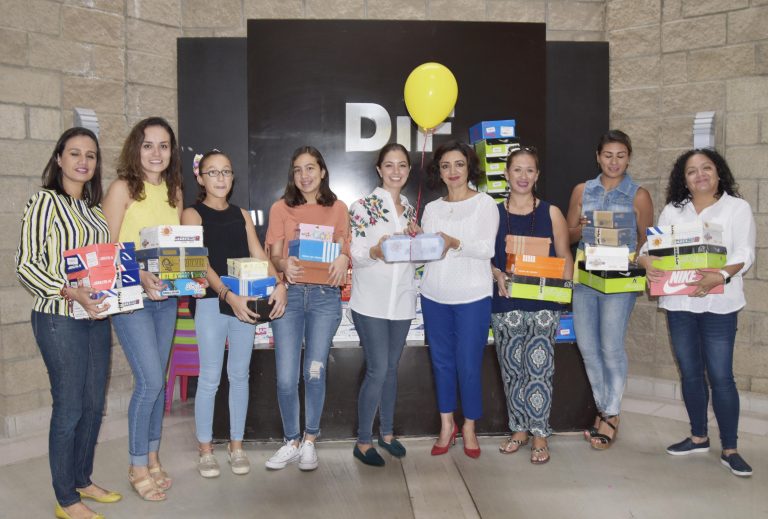 Entregan calzado deportivo a menores albergados en casa DIF