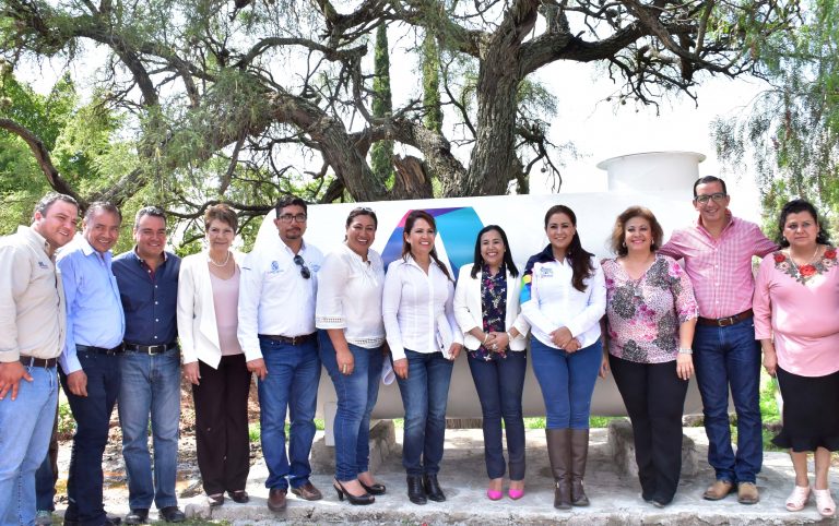Entregan cisternas para agua potable en Los Negritos y Los Adobes