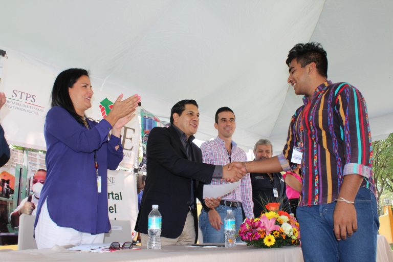 Reconocen a 244 beneficiarios de programas de capacitación