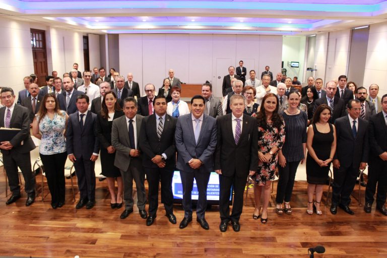 Entregan credenciales de identificación a notarios públicos