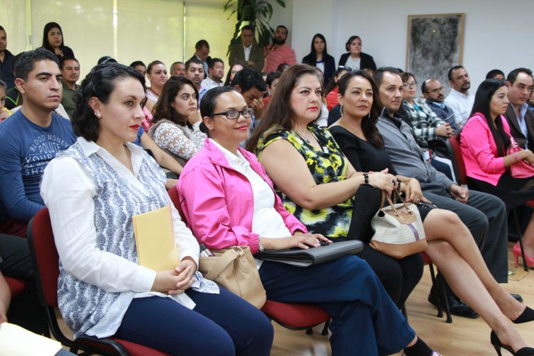 Entregan plazas a docentes y asesores por Concurso de Oposición