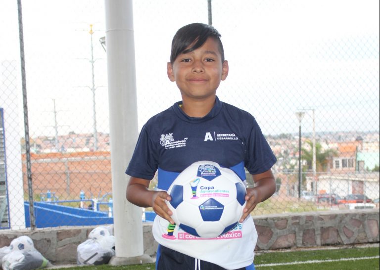 Reparten balones y uniformes para torneo de futbol 7