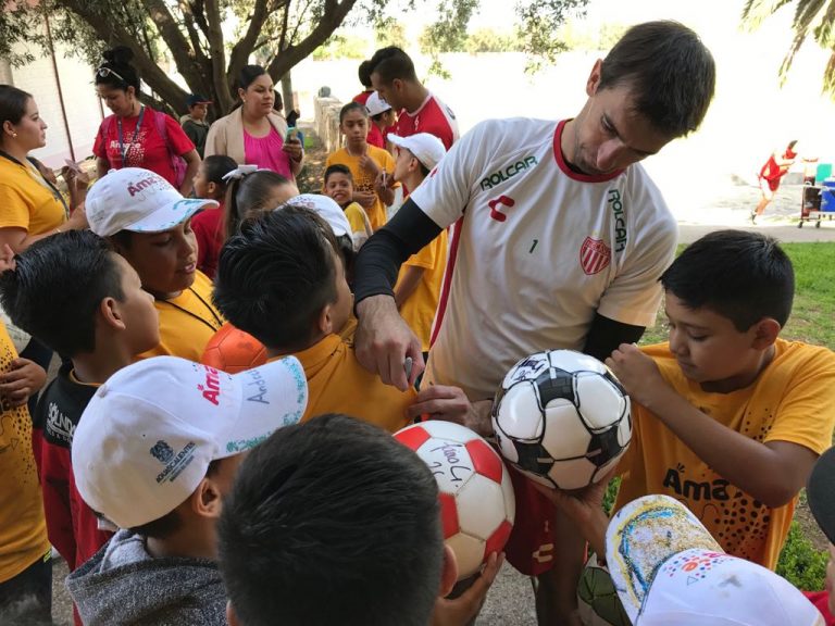 Conviven niños con jugadores del Necaxa
