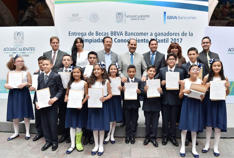 Entregan becas a los alumnos ganadores de la Olimpiada del Conocimiento Infantil 2017
