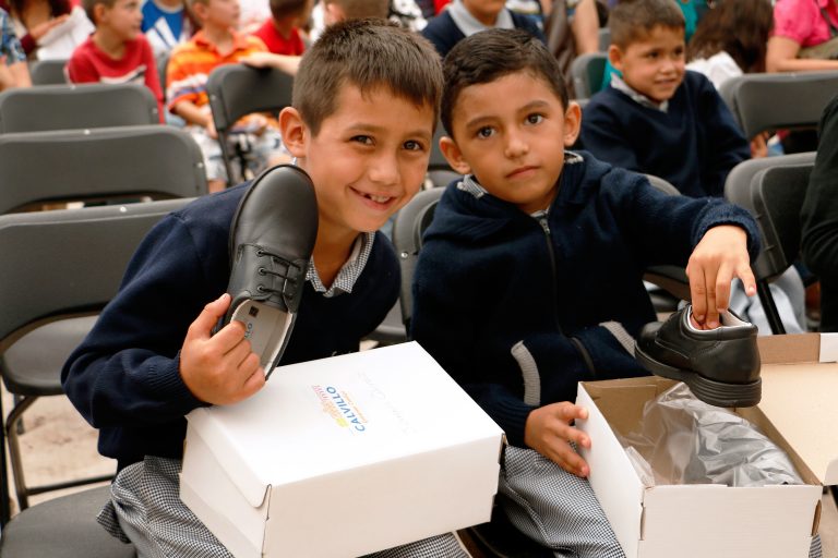Se entregaron 2 mil pares de calzado en Calvillo