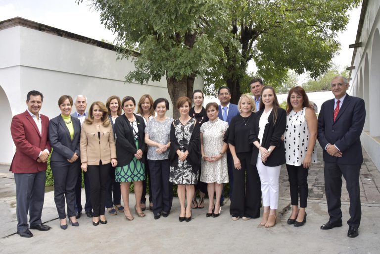 Entregan nombramientos a nuevos integrantes del patronato del DIF estatal