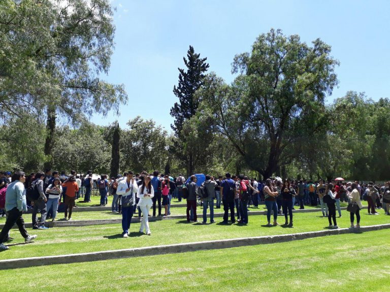 Cientos se reunieron en la UAA para apreciar el eclipse