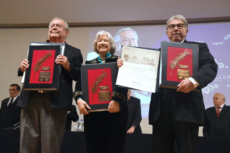 Reciben dramaturgos mexicanos el premio Pluma de Oro
