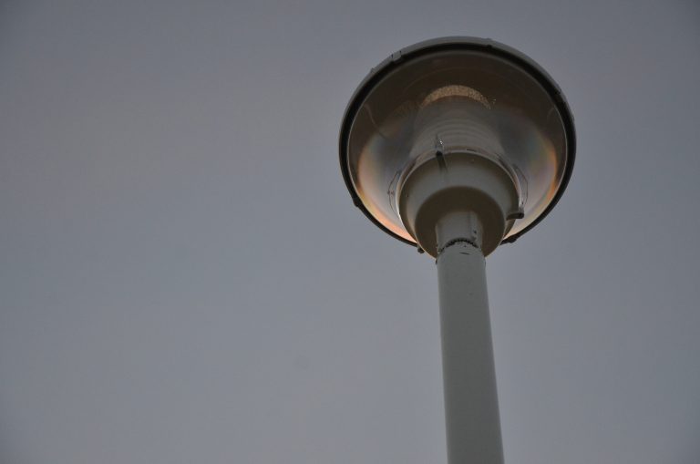 Incumple municipio su propia norma sobre luminarias