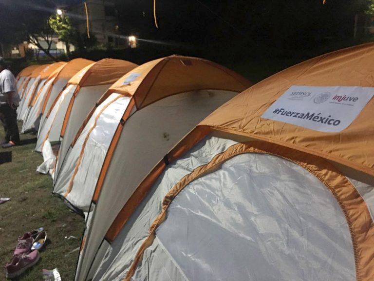 Jóvenes ayudan a damnificados por el sismo en la Ciudad de México