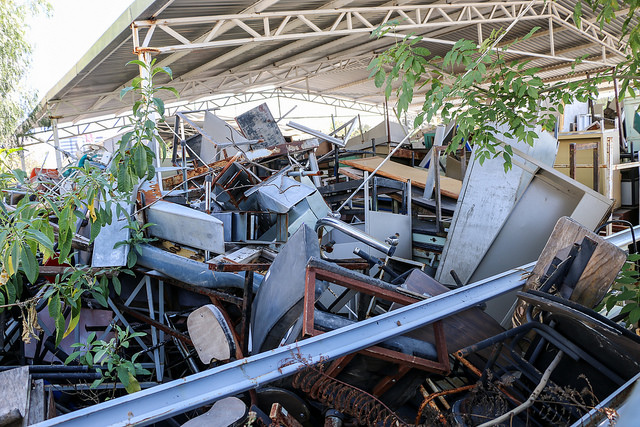 Clausuran banco de materiales que era usado como depósito de basura