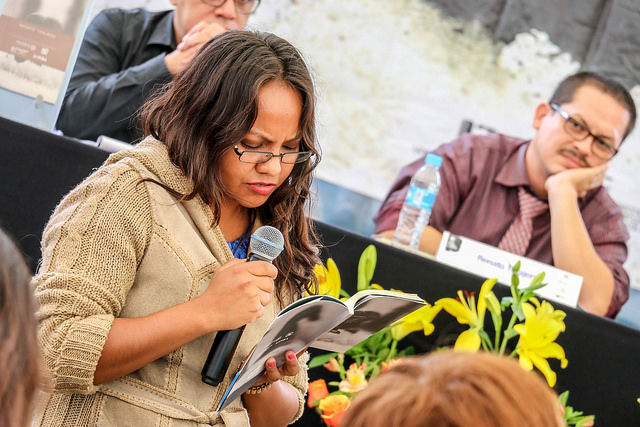 Jóvenes aprecian la poesía