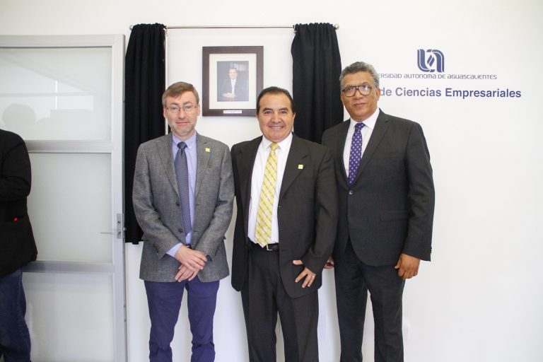 Reconocen labor del primer decano del Centro de Ciencias Empresariales del Campus Sur