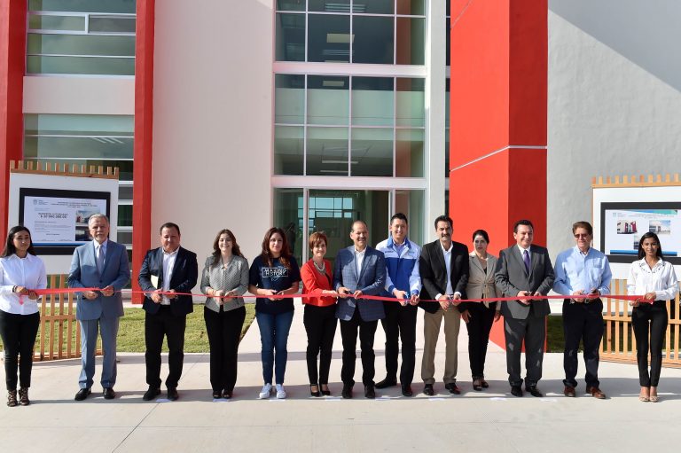 Recibe UTR laboratorio multidisciplinario por 20 mdp en su 5 aniversario