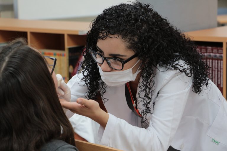 Estudiantes de la Universidad del Retoño Cuentan con Servicios de Salud