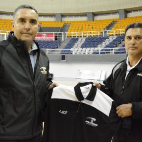 041017 PdteClub GabrielDelgado dio la bienvenida al asistente Collazo