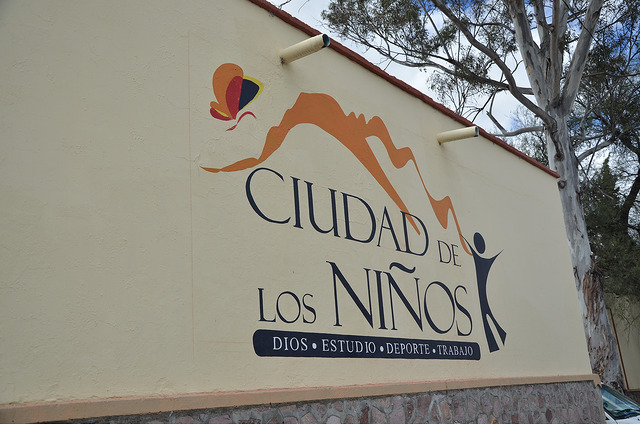 Entregan donativo en beneficio de la Ciudad de los Niños