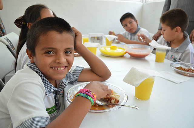 Ofrecen servicio comedores escolares y comunitarios en Pabellón de Arteaga
