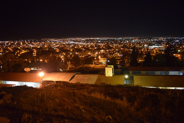 Mal servicio de iluminación pública obliga a vecinos a iluminar el frente de sus casas