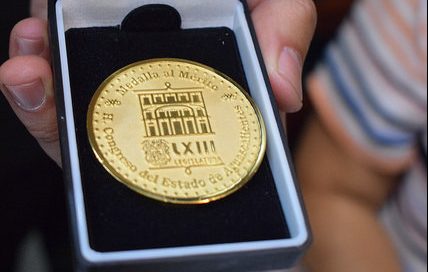 Ciudadanos y asociaciones reciben medallas al mérito