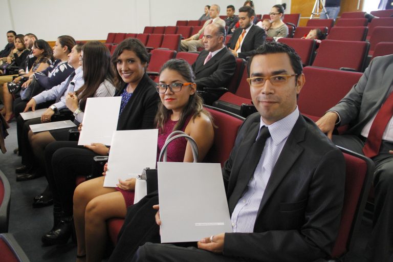 Entrega UAA constancias a servidores públicos de la Fiscalía