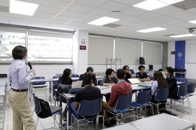Estudiantes de Ingeniería Biomédica de la UAA concretan proyectos con empresarios