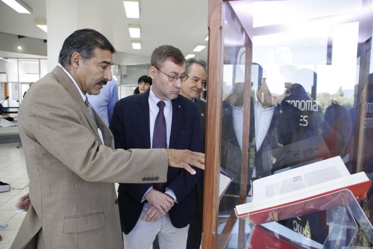UAA conmemora Día del Médico con material para acervo bibliográfico