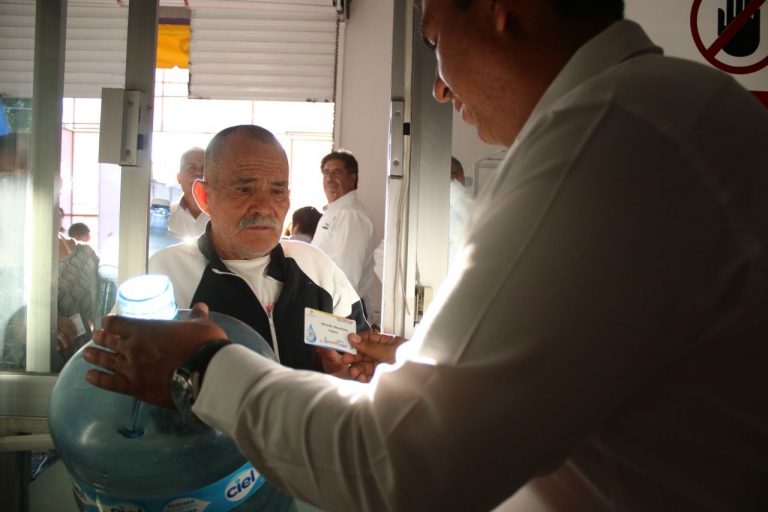 Inicia Ayuntamiento de Pabellón dotación gratuita de agua purificada